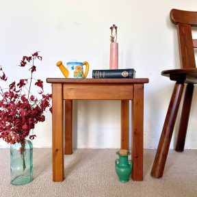 ფიჭვის ხის პატარა მაგიდა