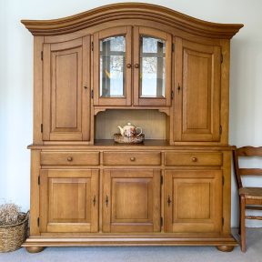 წიფლის ხის ბუფეტი