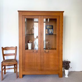 კაკლის ხის ვიტრინა