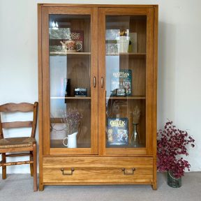 წიფლის ხის ვიტრინა