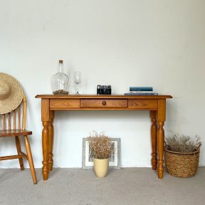 ფიჭვის ხის კონსოლი