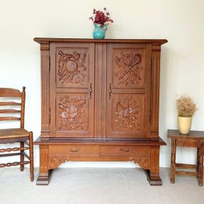 ბუფეტი ორნამენტებით