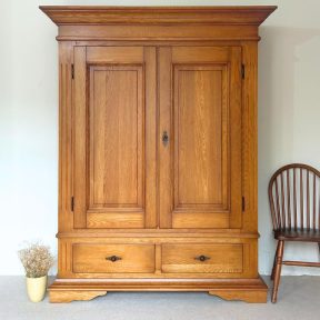 ტანსაცმლის კარადა